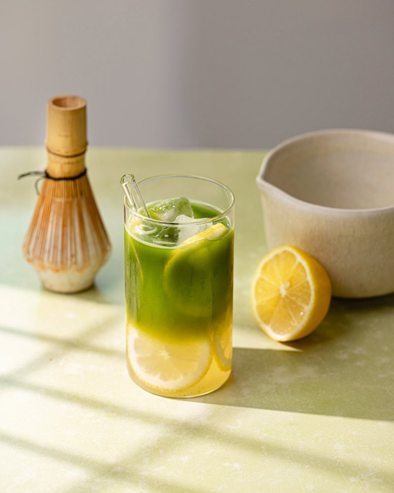 Verre de limonade matcha et miel