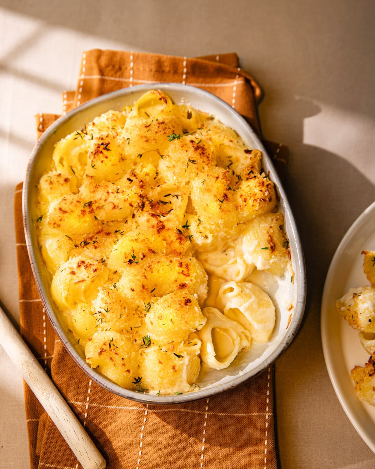 Plat de gratin mac and cheese à l'américaine