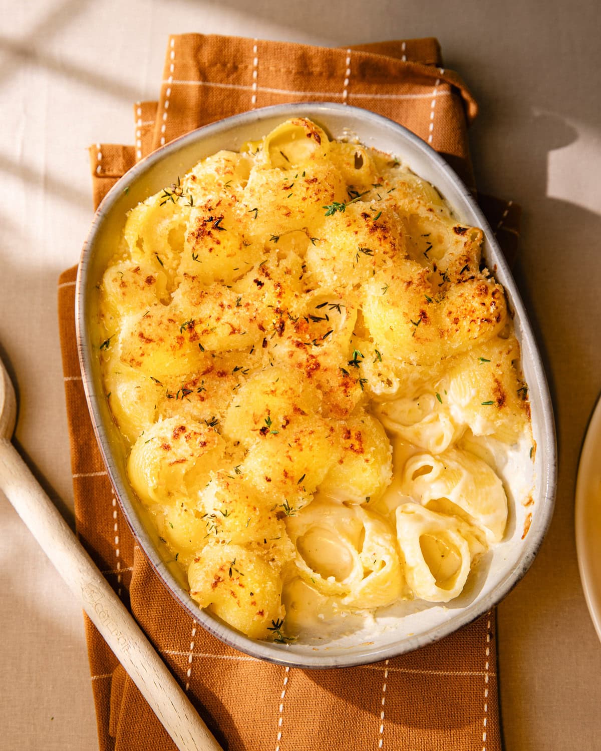 Plat de gratin mac and cheese à l'américaine