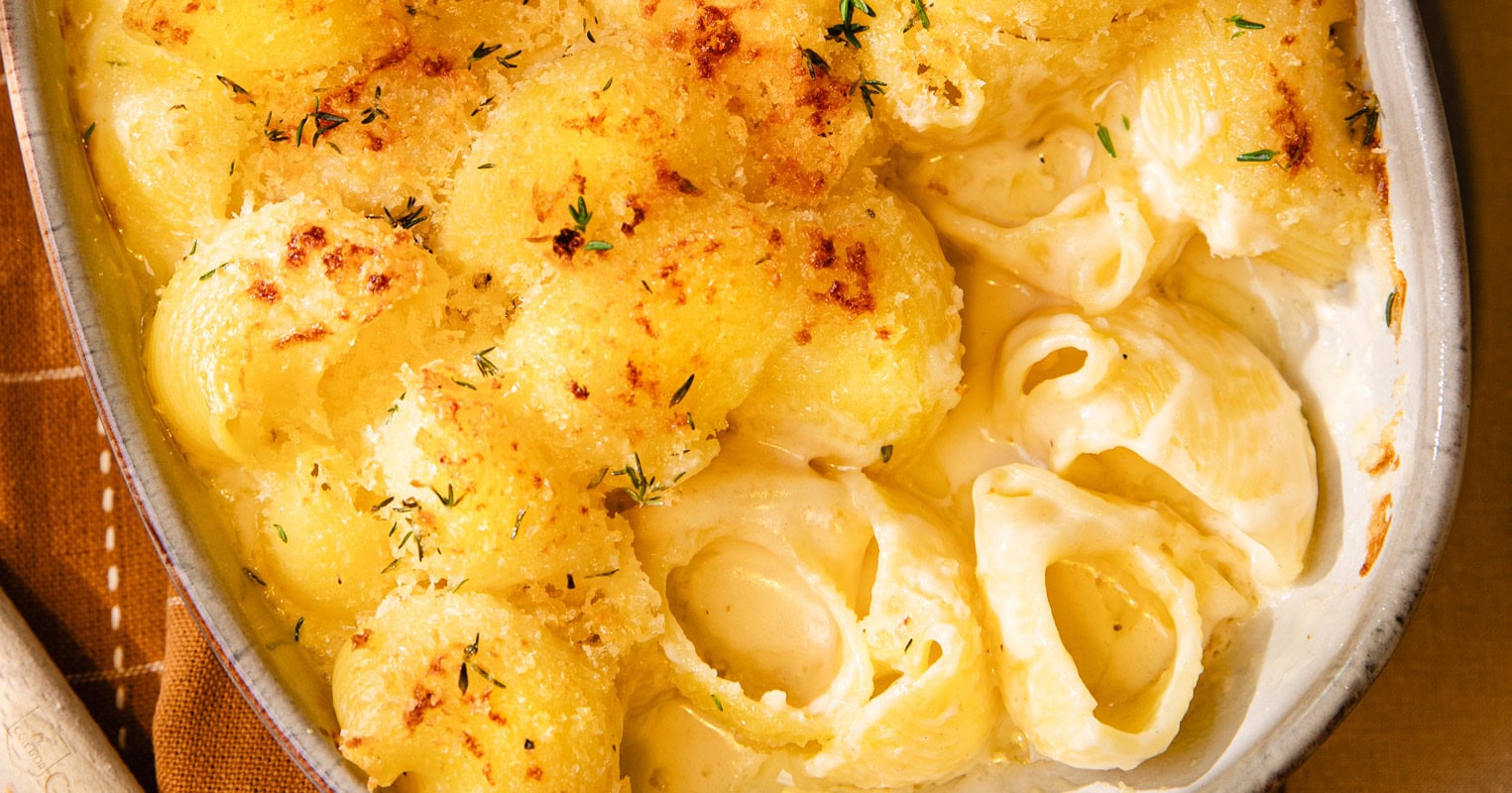 Plat de gratin mac and cheese à l'américaine