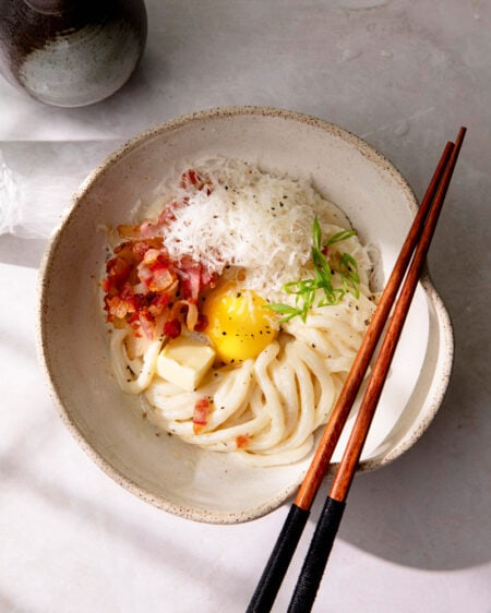 Nouilles udon carbonara : la recette parfaite d’un solo date !