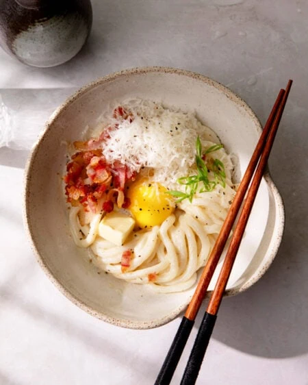 Nouilles udon carbonara : la recette parfaite d’un solo date !