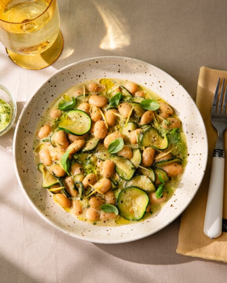Courgettes mijotées et haricots blancs crémeux au pesto (comme un risotto)