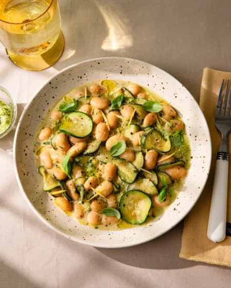 Courgettes mijotées et haricots blancs crémeux au pesto (comme un risotto)