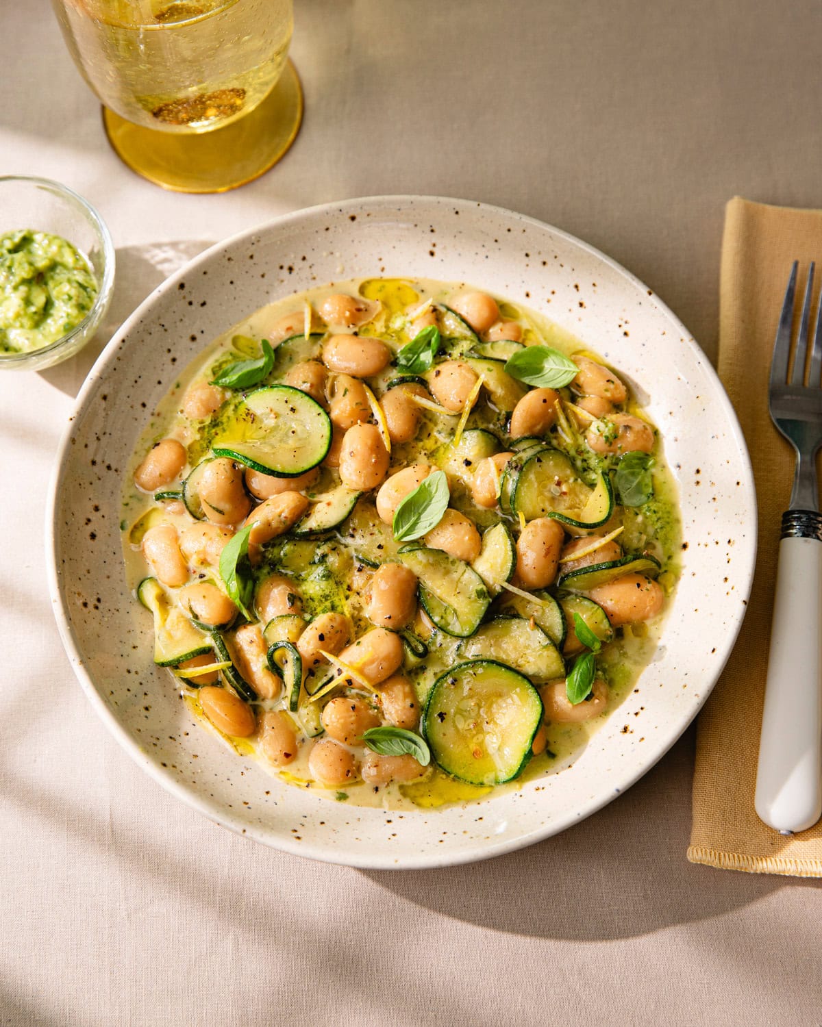Assiette de courgettes mijotées et haricots blancs crémeux au pesto
