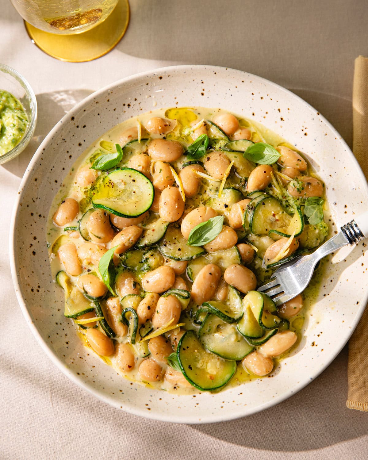 Assiette de courgettes mijotées et haricots blancs crémeux au pesto