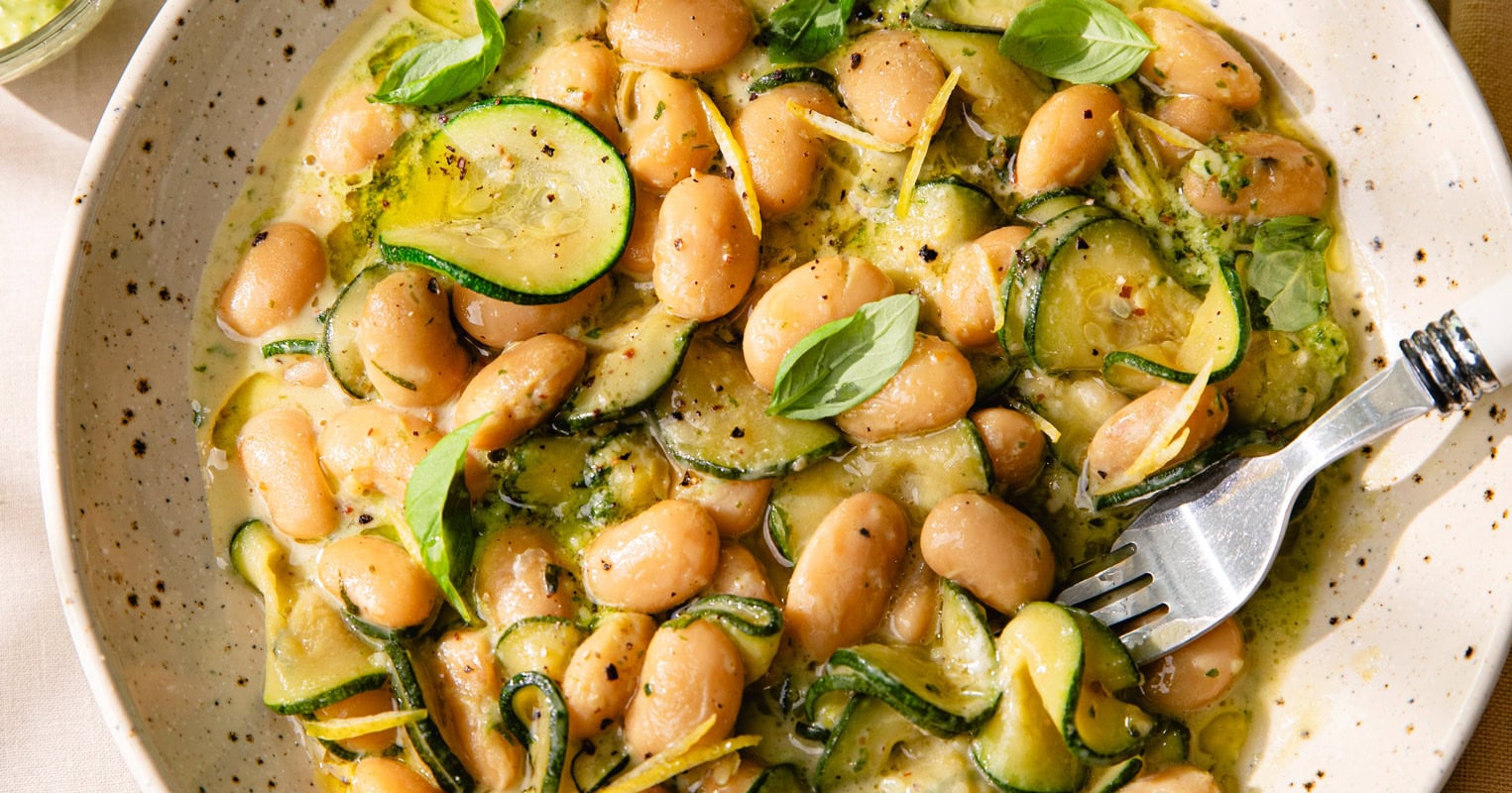 Assiette de courgettes mijotées et haricots blancs crémeux au pesto