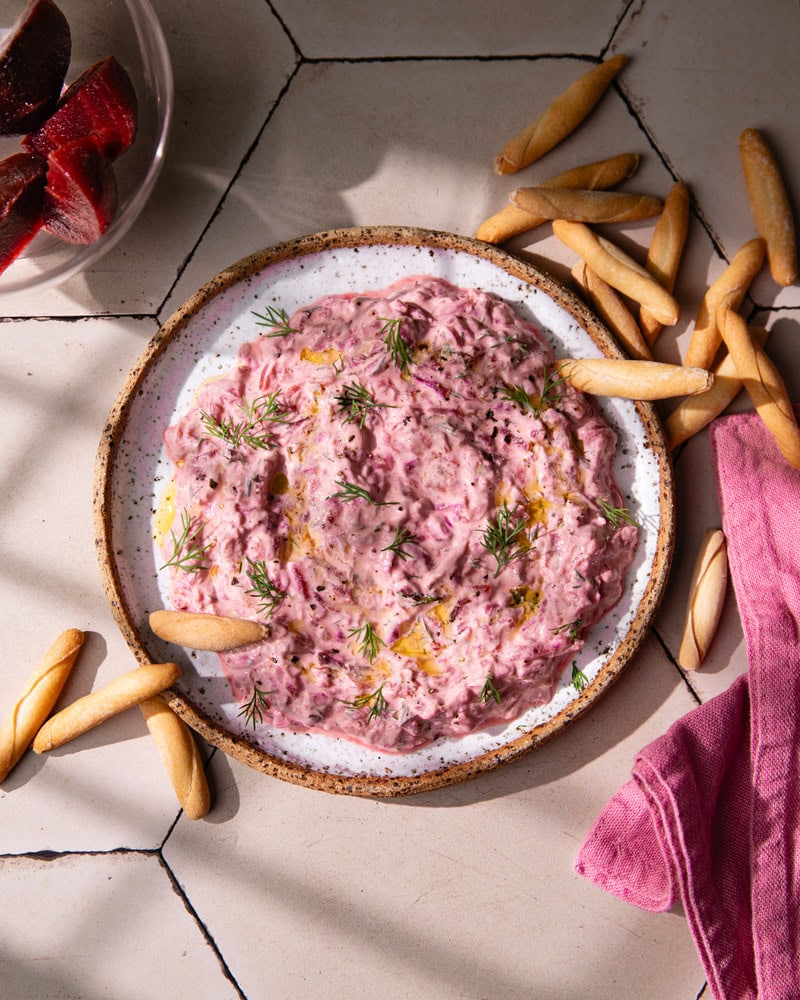 Assiette apéro de tzatziki rose à la betterave