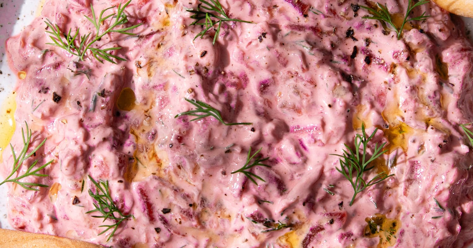 Assiette apéro de tzatziki rose à la betterave