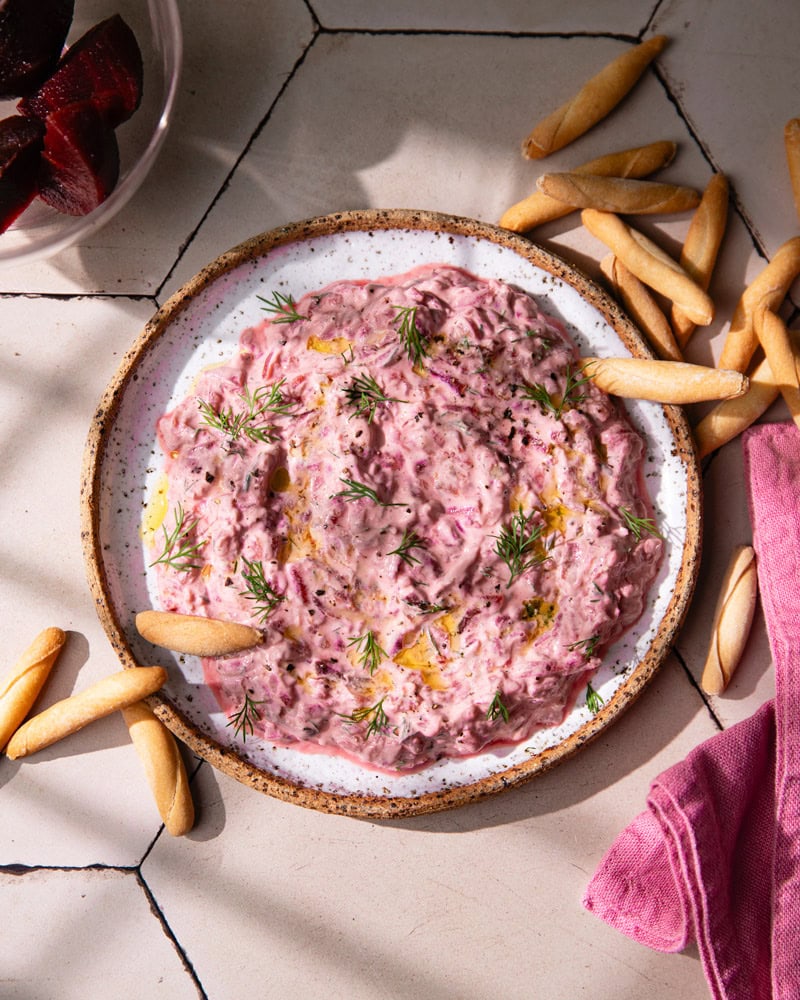 Assiette apéro de tzatziki rose à la betterave