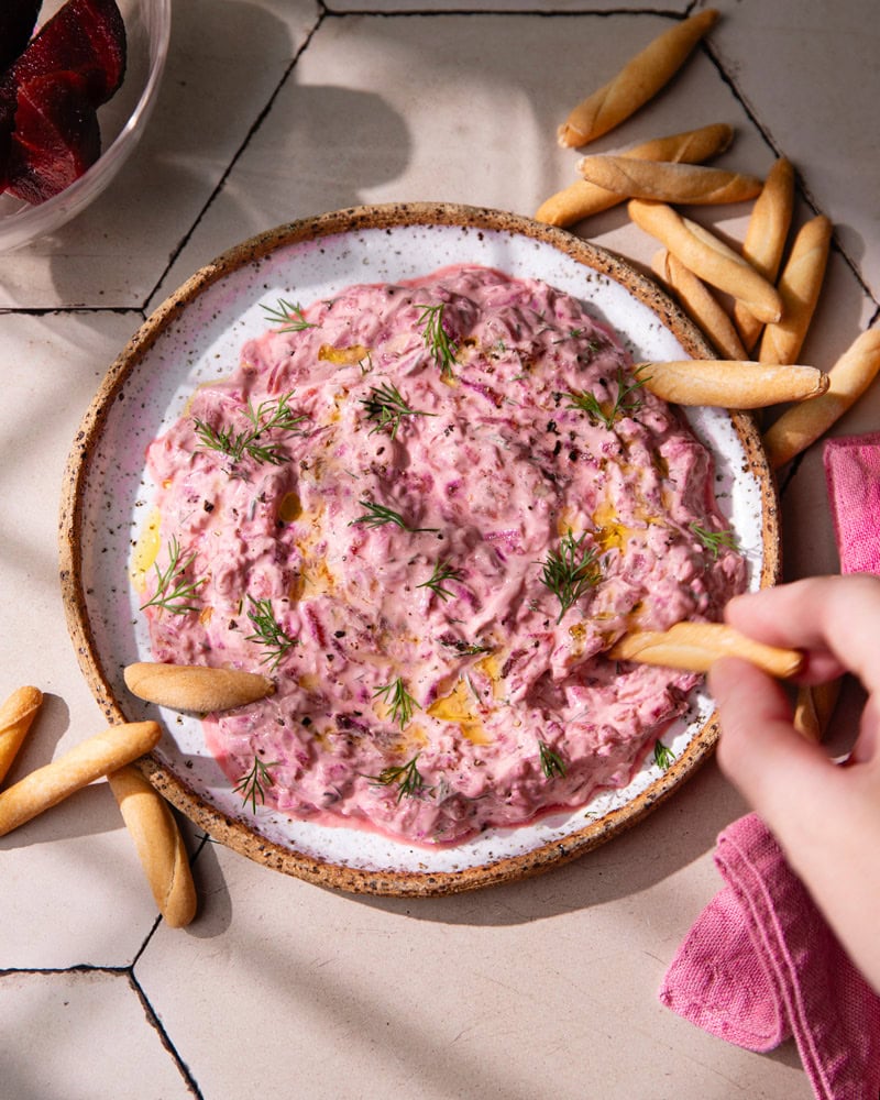 Assiette apéro de tzatziki rose à la betterave
