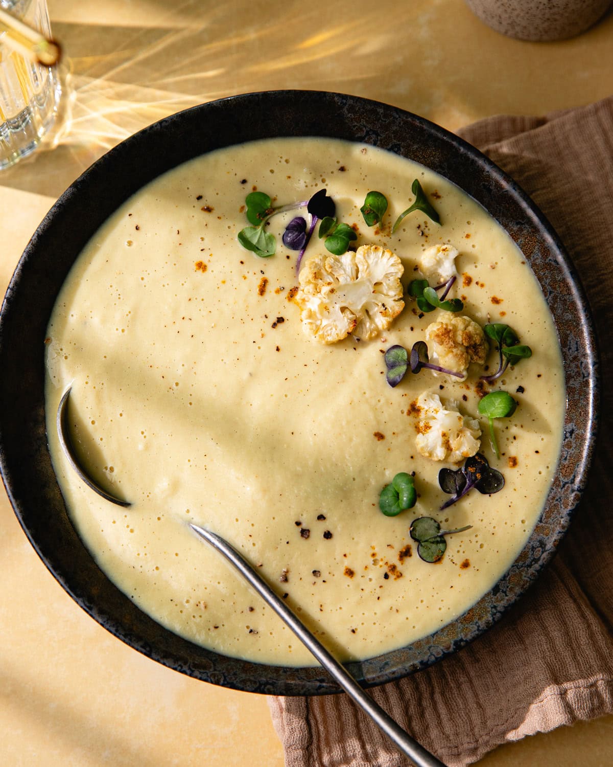 Bol de soupe au chou-fleur rôti vegan au lait de coco et ras el hanout