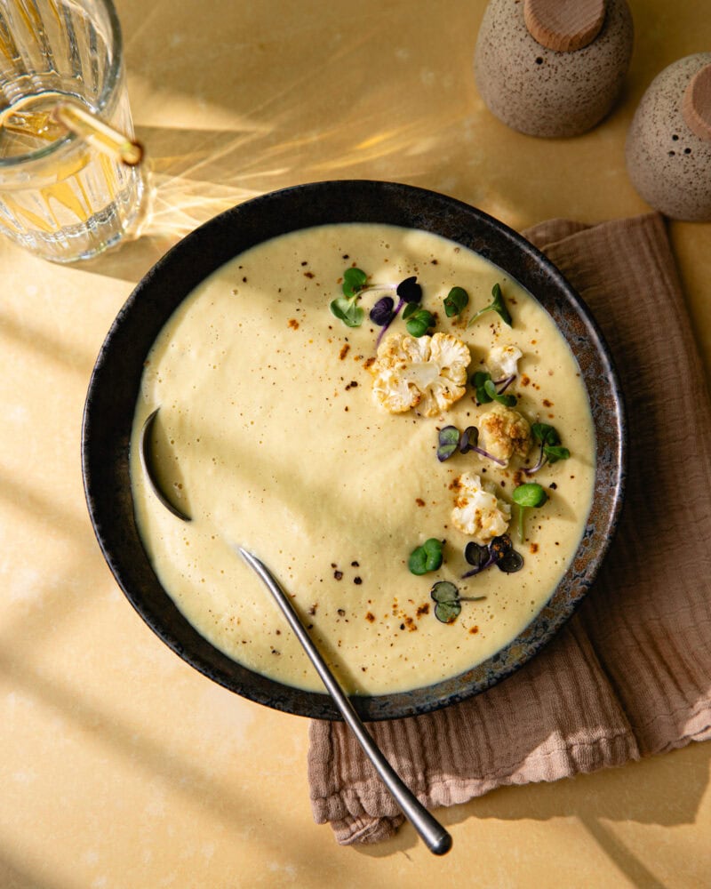 Le velouté vegan de chou-fleur rôti au lait de coco et ras el hanout !