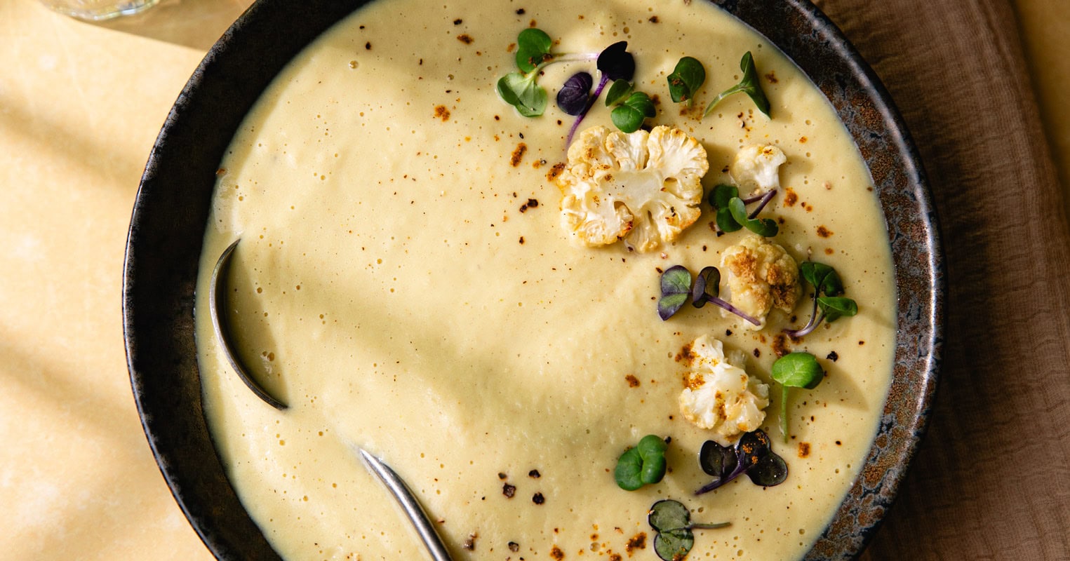 Bol de soupe au chou-fleur rôti vegan au lait de coco et ras el hanout