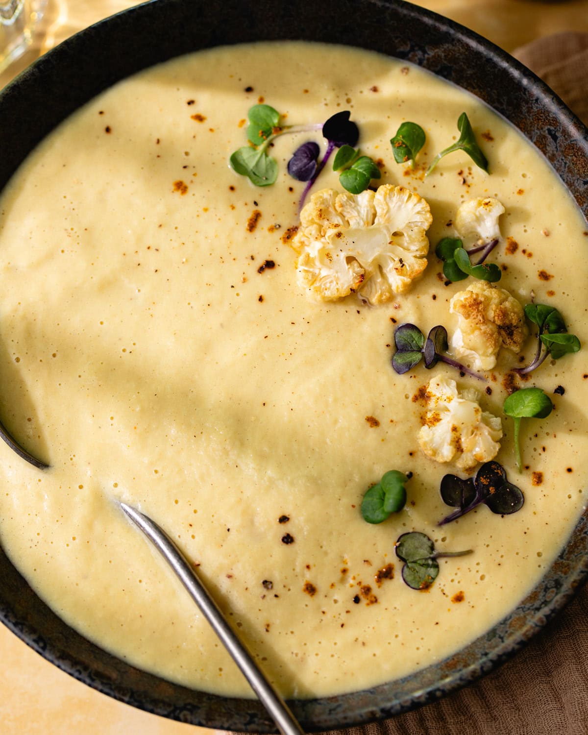 Bol de soupe au chou-fleur rôti vegan au lait de coco et ras el hanout