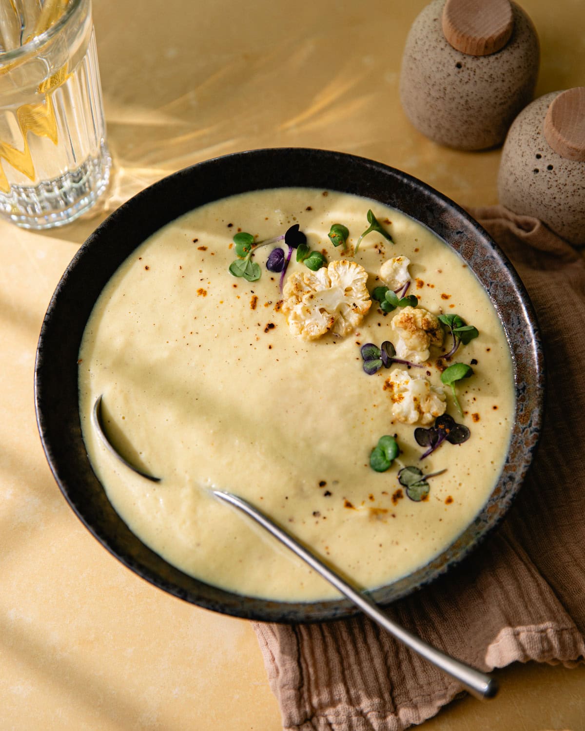 Bol de soupe au chou-fleur rôti vegan au lait de coco et ras el hanout