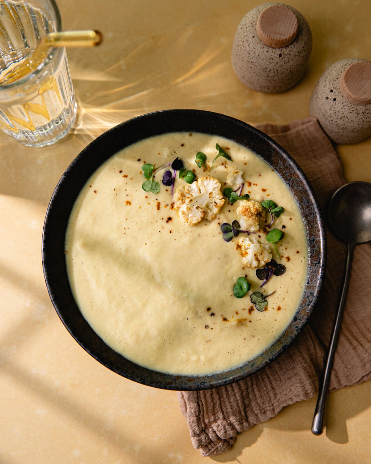 Bol de soupe au chou-fleur rôti vegan au lait de coco et ras el hanout