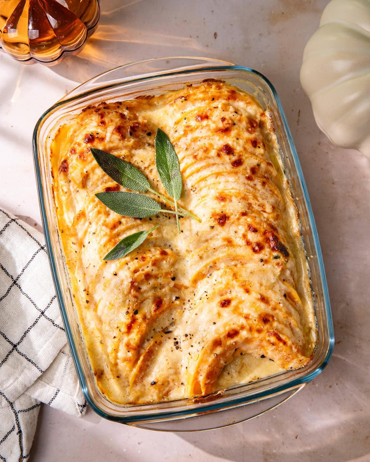 Plat de gratin de courge butternut à la sauge