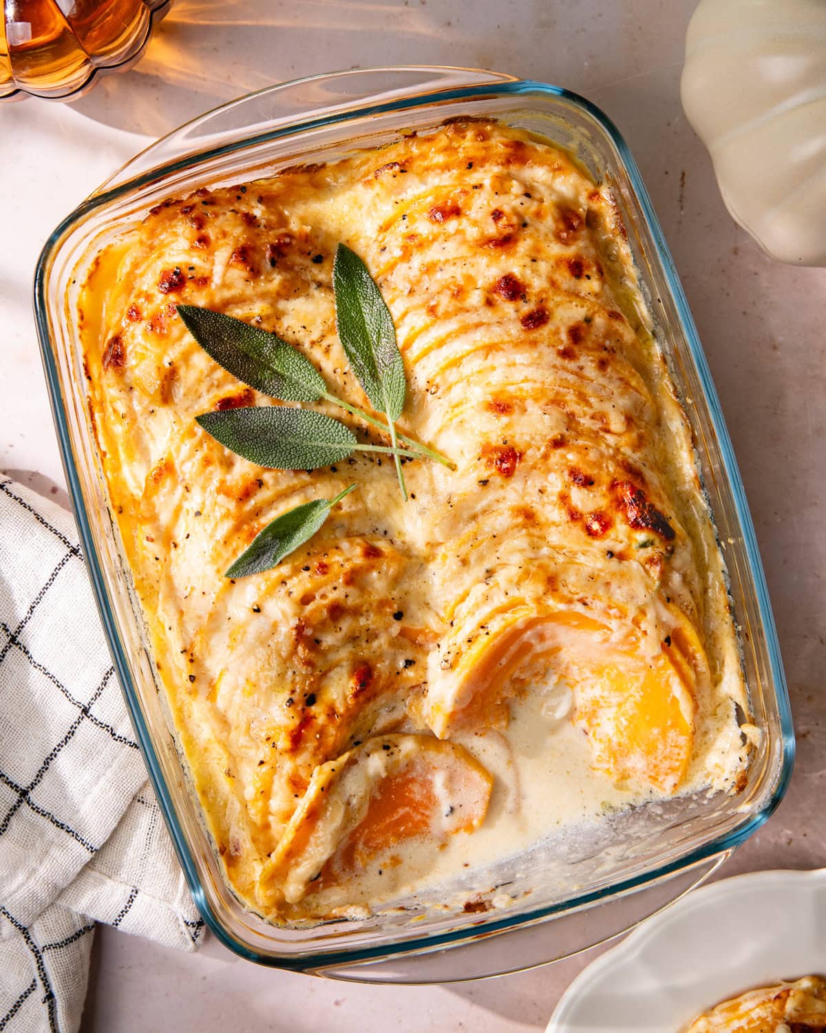 Plat de gratin de courge butternut à la sauge