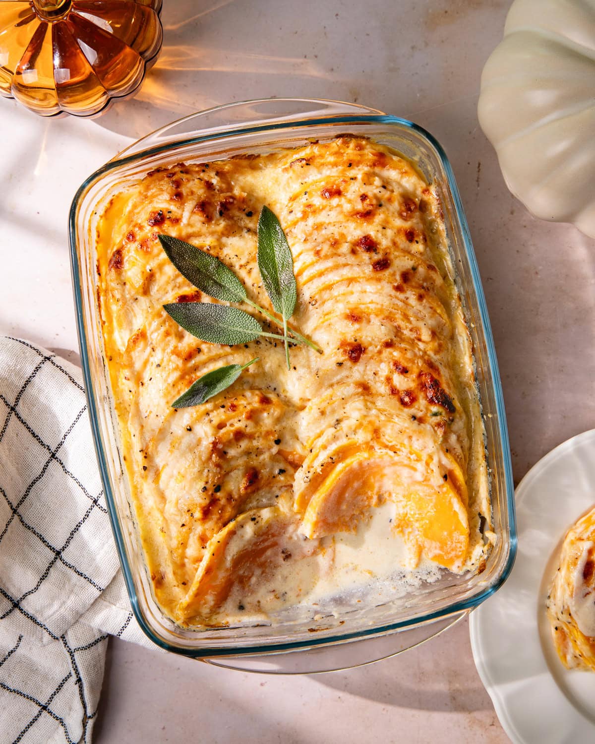 Plat de gratin de courge butternut à la sauge