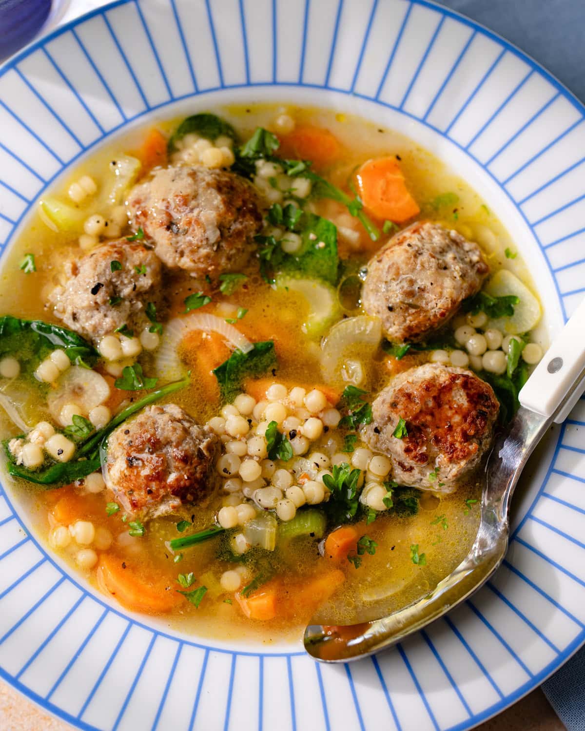 Assiette de soupe minestra maritata (ou soupe de mariage italienne)