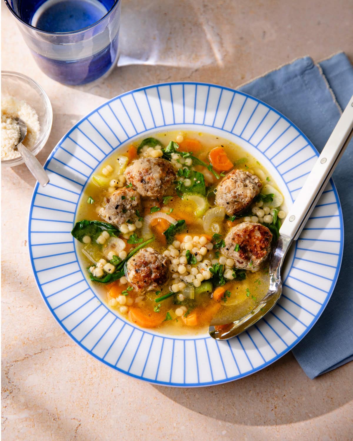 Assiette de soupe minestra maritata (ou soupe de mariage italienne)