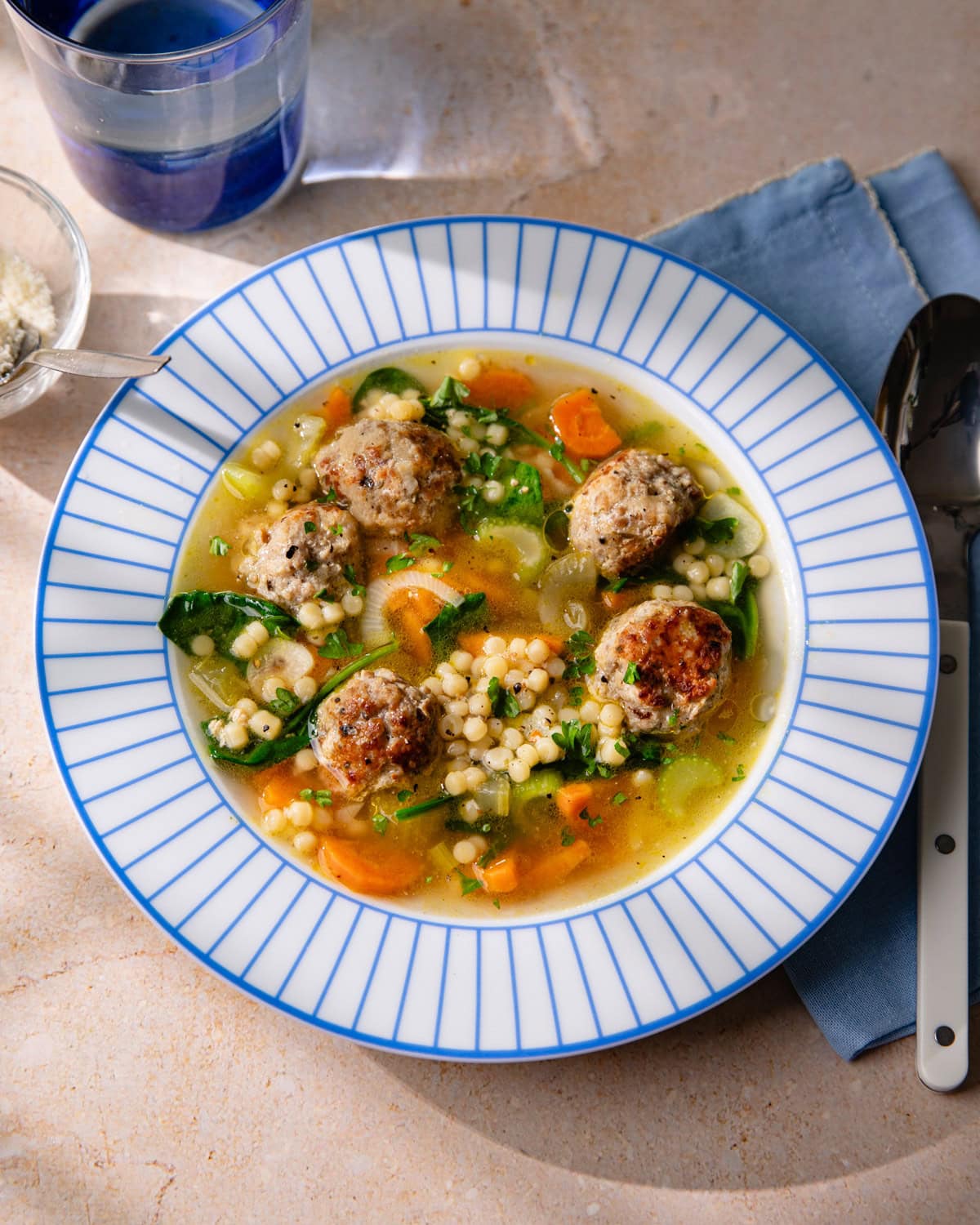 Assiette de soupe minestra maritata (ou soupe de mariage italienne)