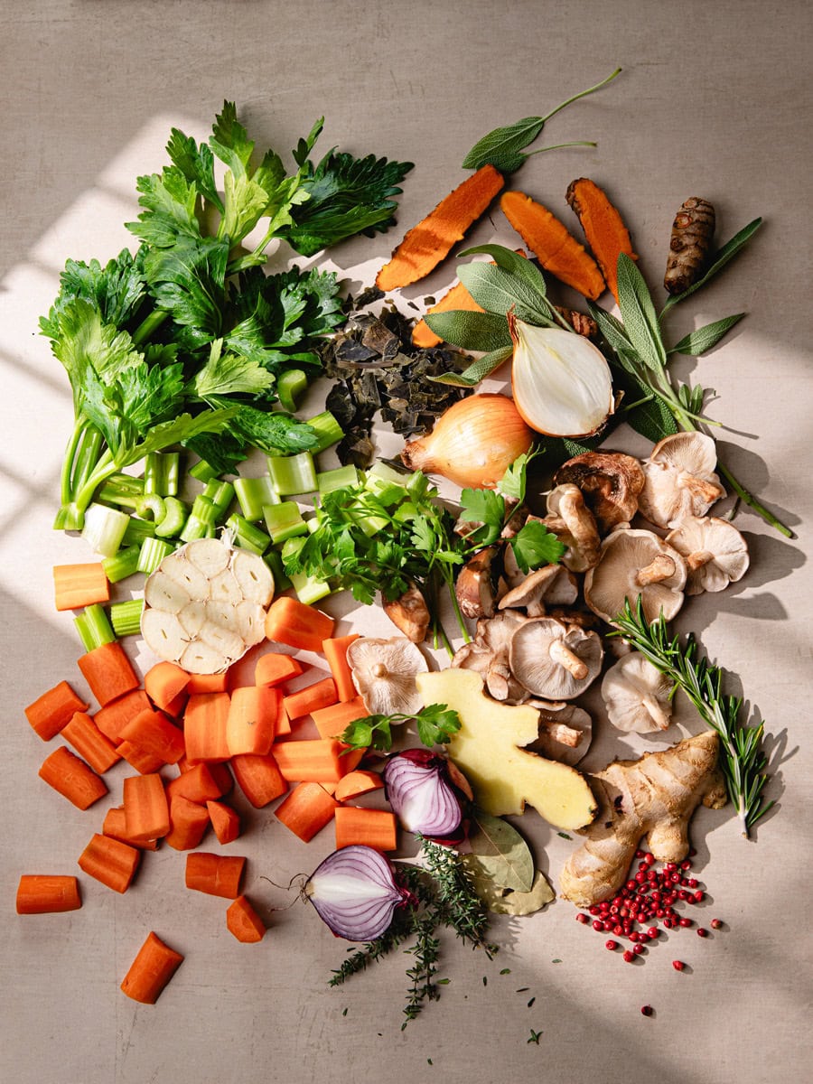 Légumes et ingrédients pour bouillon vegan détox