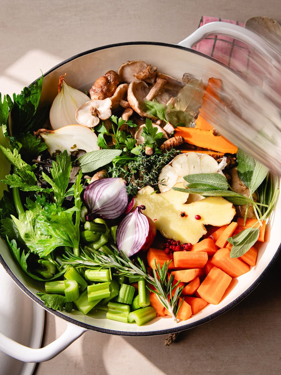 Casserole de légumes et ingrédients pour bouillon vegan détox