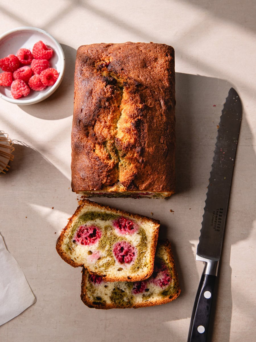 Cake marbré maison matcha et framboises