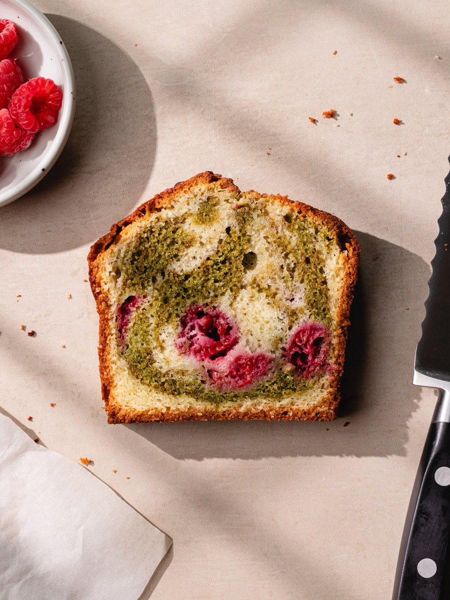 Tranche de cake marbré maison matcha et framboises