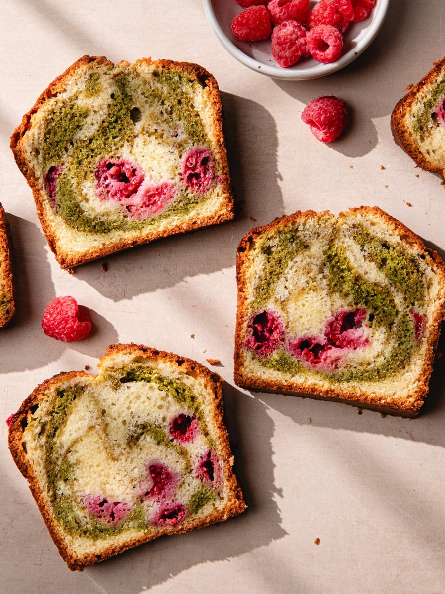 Tranches de cake marbré maison matcha et framboises