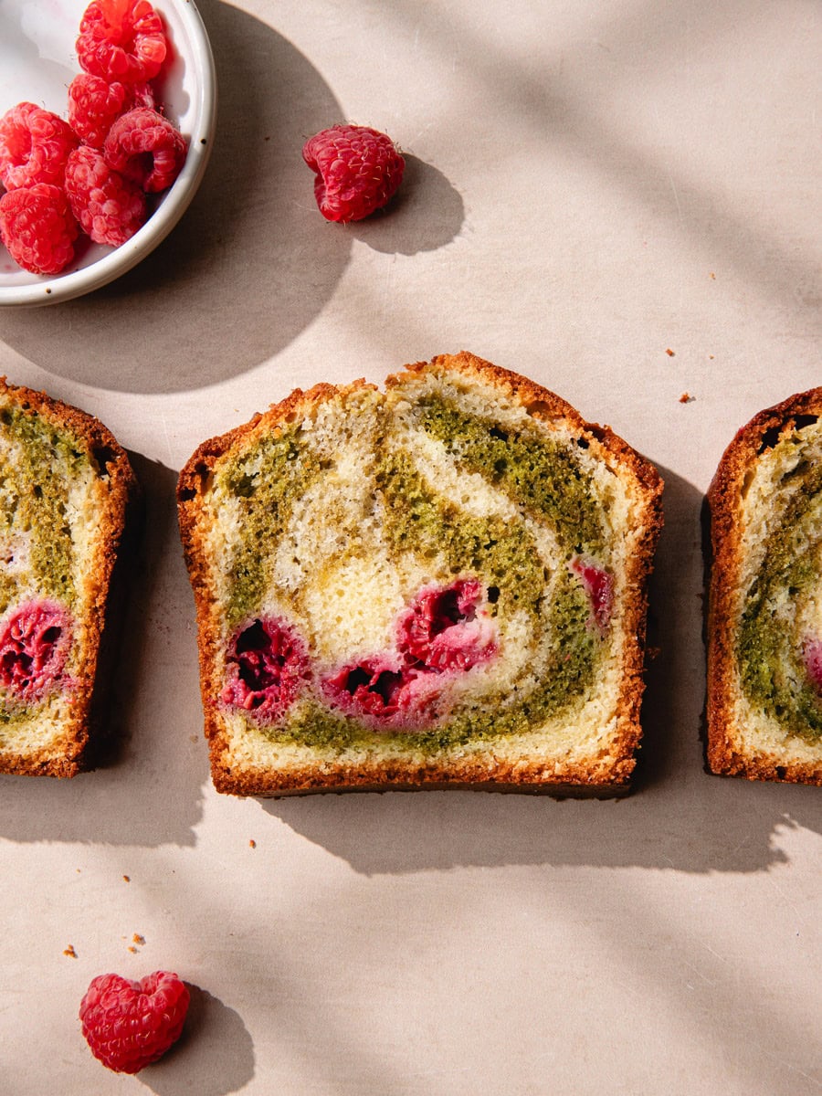 Tranches de cake marbré maison matcha et framboises