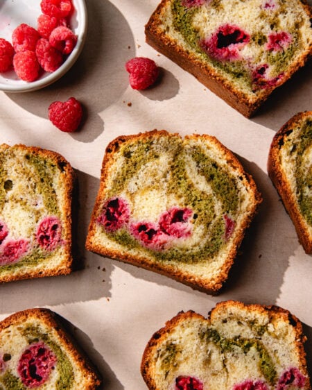 Le cake marbré matcha-framboises, le dessert qui cartonne partout !