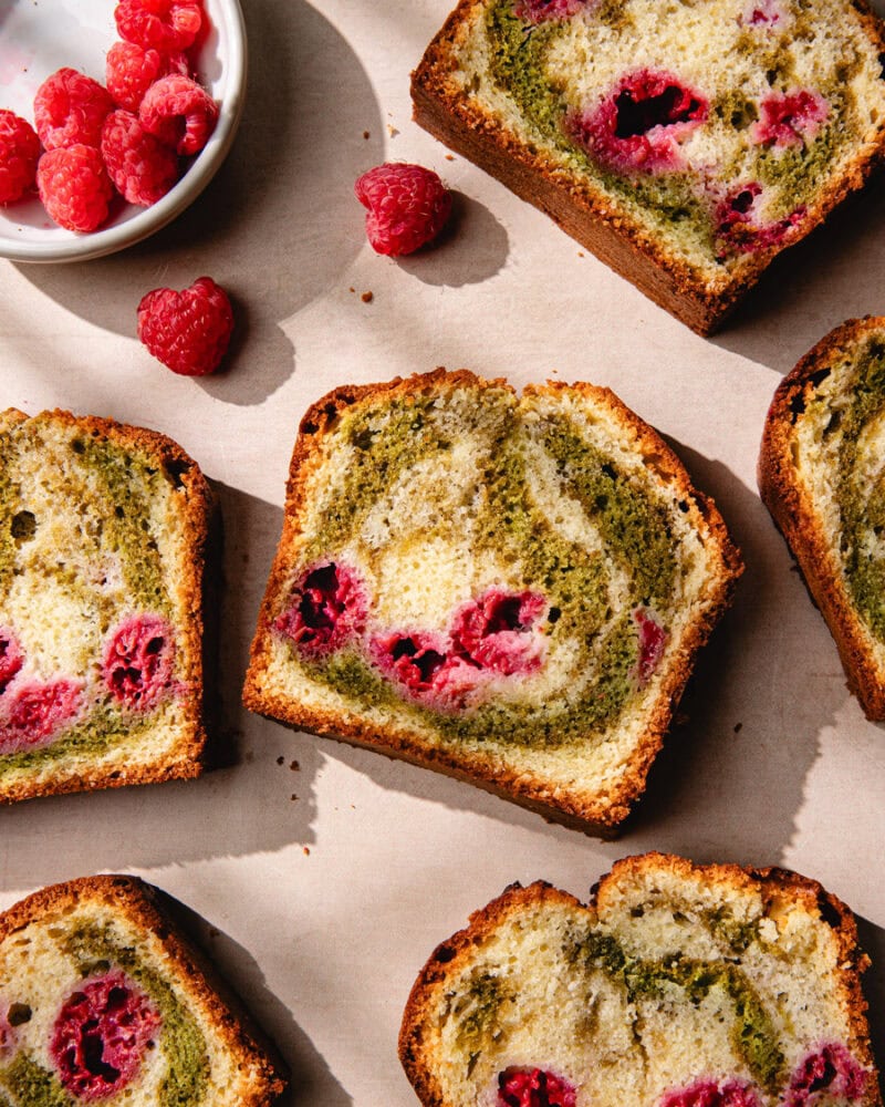 Le cake marbré matcha-framboises, le dessert qui cartonne partout !