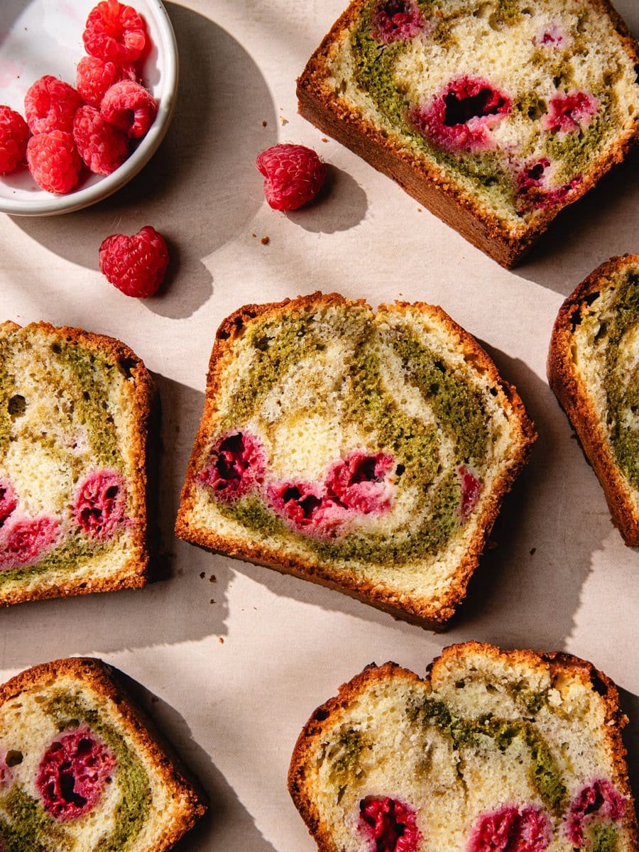 Tranches de cake marbré maison matcha et framboises
