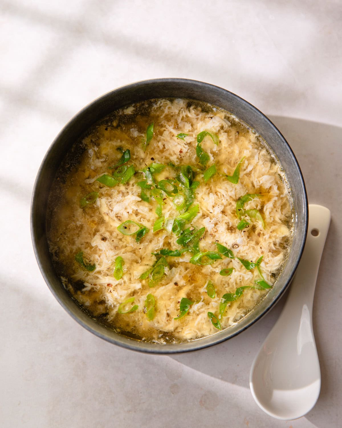 Bol de egg drop soup (soupe aux œufs chinoise)