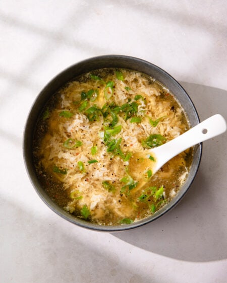 Comment faire l’egg drop soup (soupe aux œufs chinoise) ?