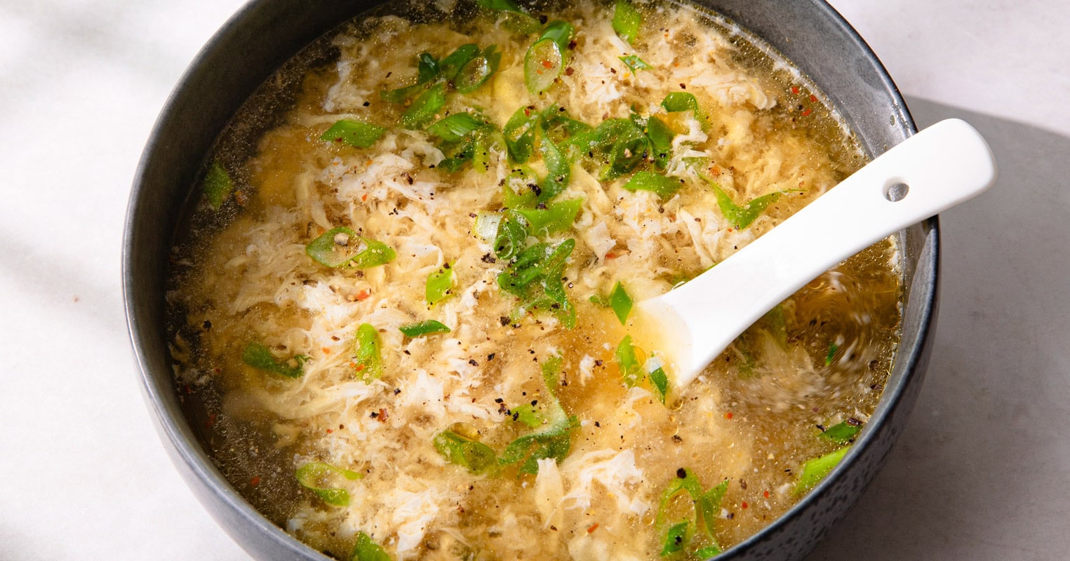 Bol de egg drop soup (soupe aux œufs chinoise)