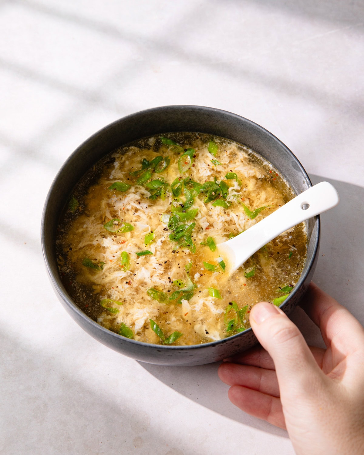 Bol de egg drop soup (soupe aux œufs chinoise)
