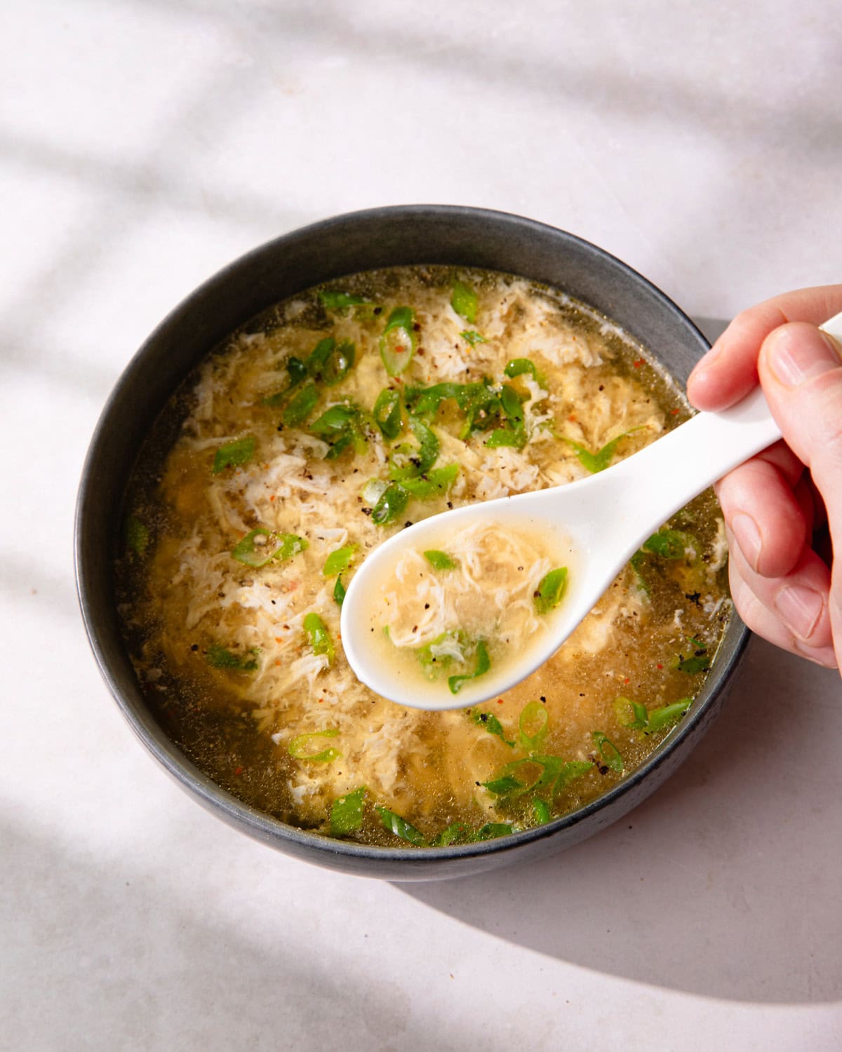 Bol de egg drop soup (soupe aux œufs chinoise)