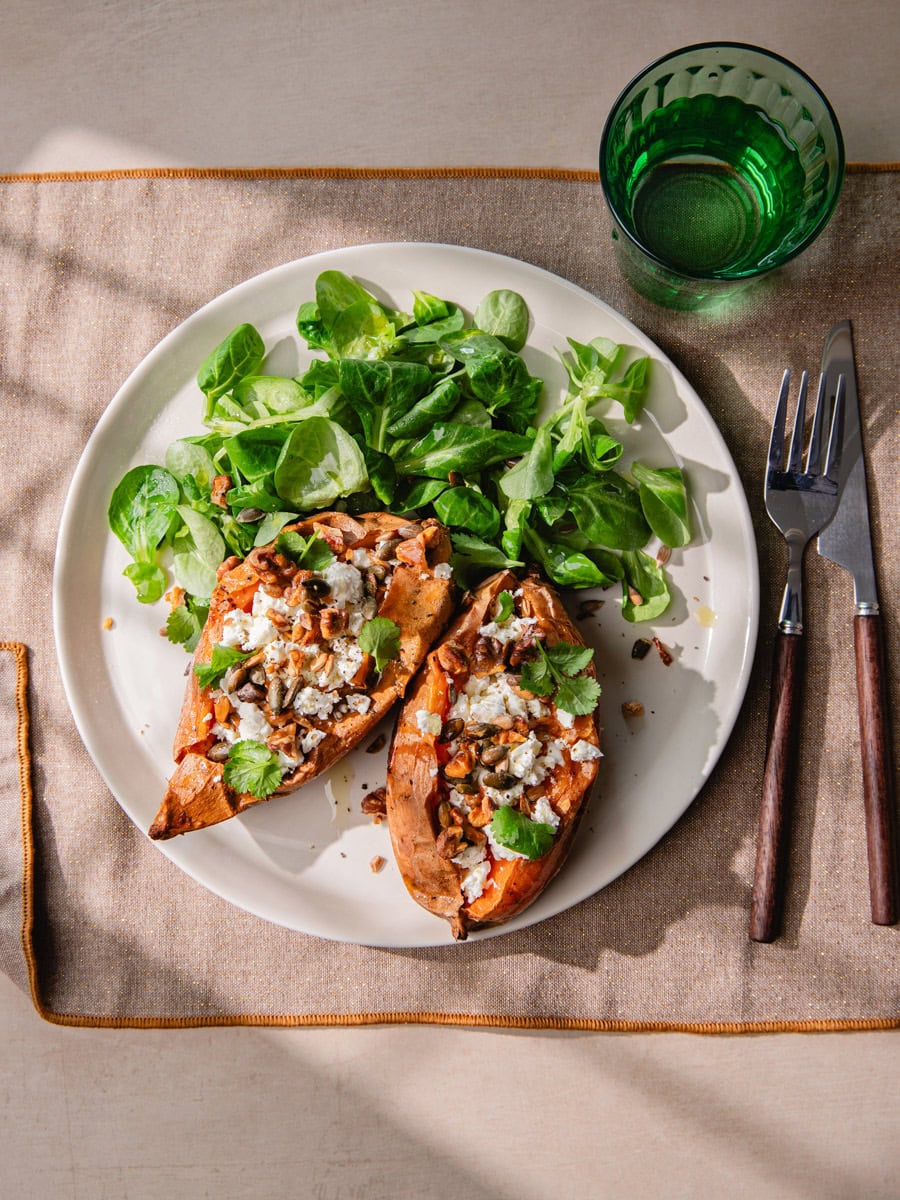 Assiette de patates douces farcies à la feta et aux graines