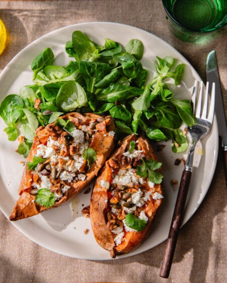 Les patates douces rôties, farcies à la feta et aux graines grillées !