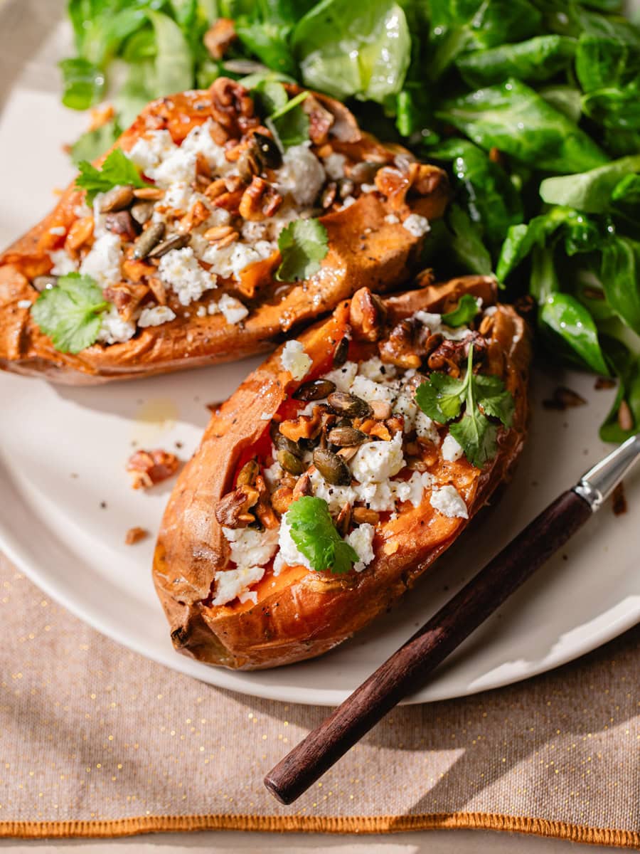 Assiette de patates douces farcies à la feta et aux graines