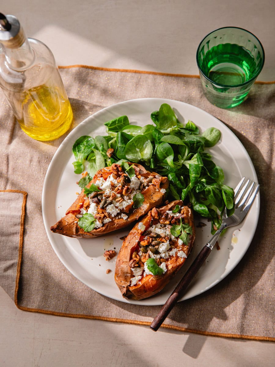Assiette de patates douces farcies à la feta et aux graines