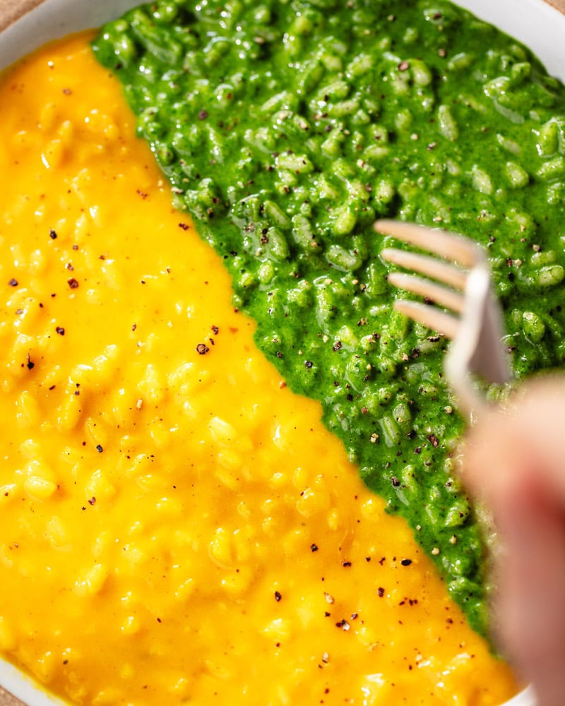 Une assiette de risotto bicolore à la courge et aux épinards