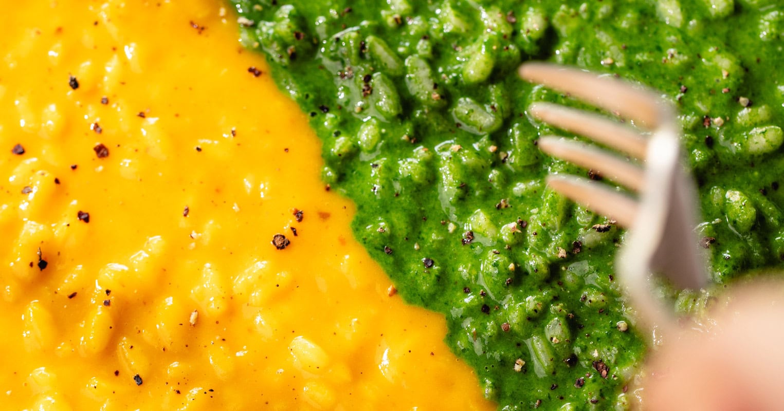 Une assiette de risotto bicolore à la courge et aux épinards