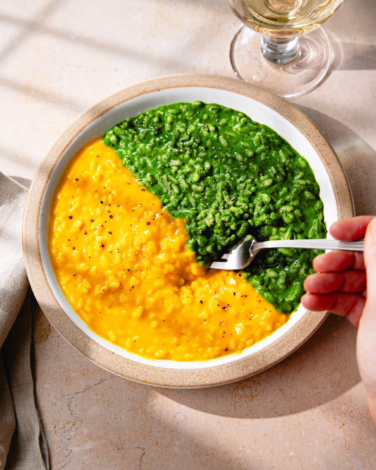 Une assiette de risotto bicolore à la courge et aux épinards