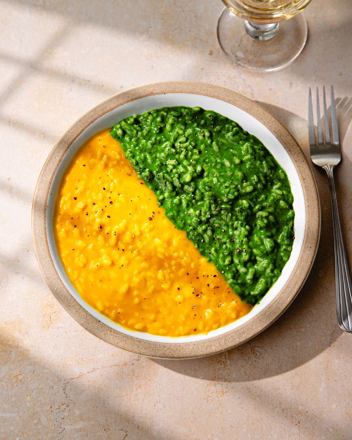 Une assiette de risotto bicolore à la courge et aux épinards