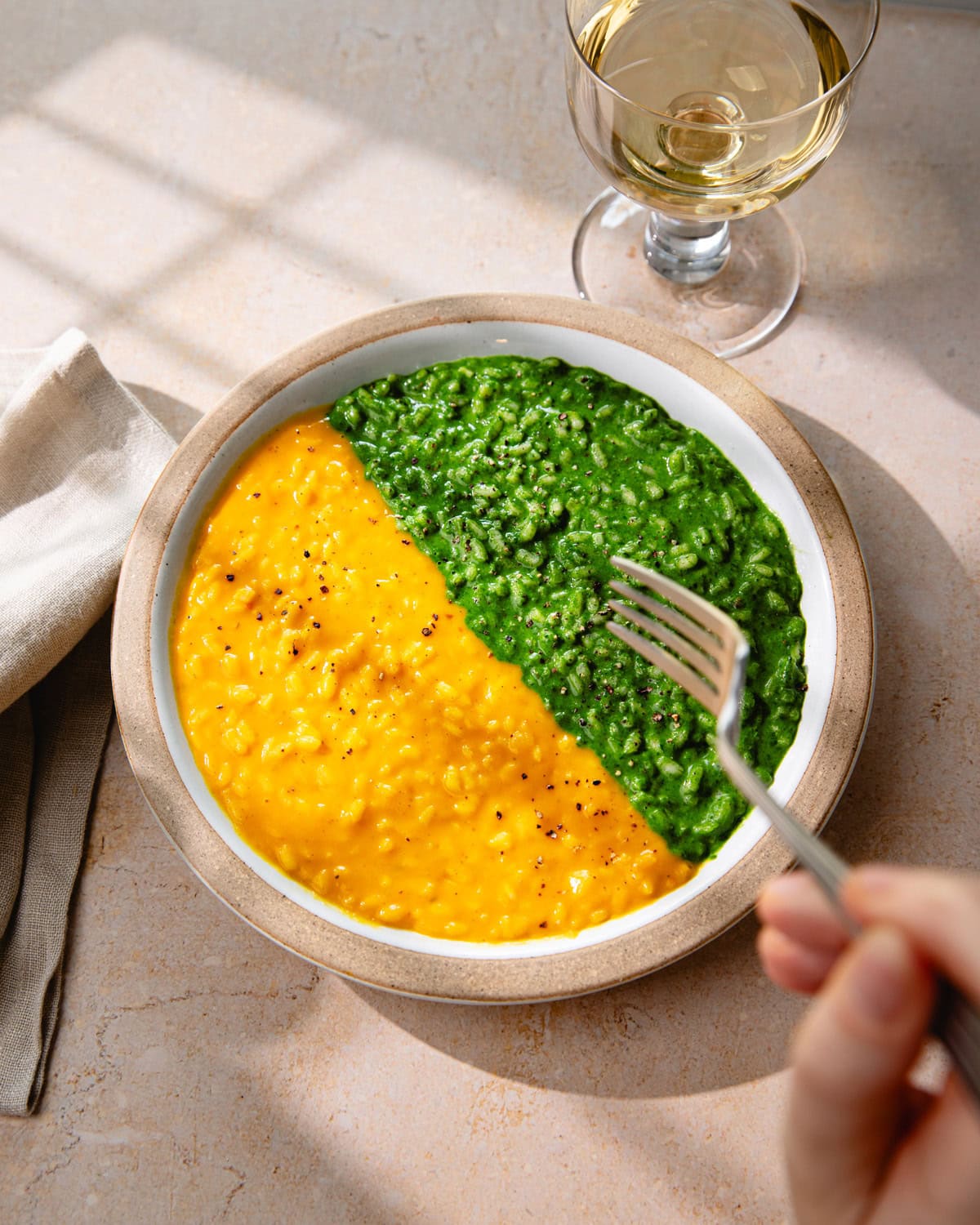 Une assiette de risotto bicolore à la courge et aux épinards